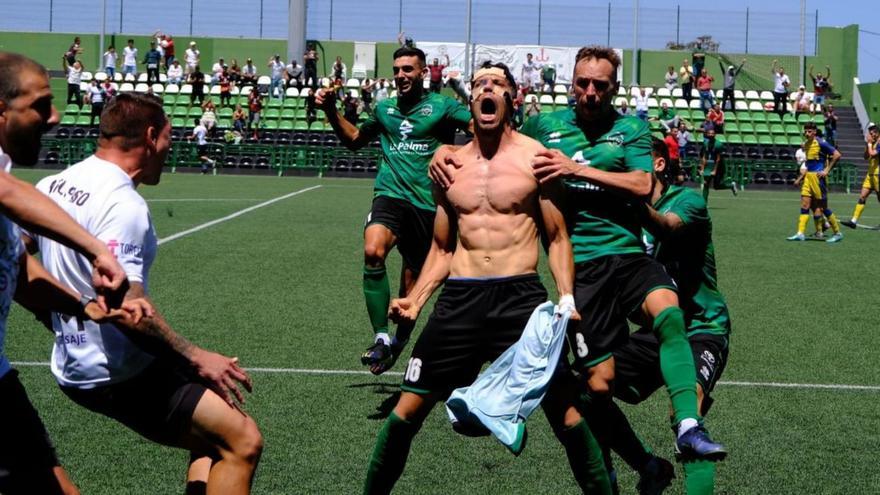 Varios momentos de la celebración de la permanencia del Atlético Paso en la Segunda RFEF. El gol a última hora desató la euforia en la plantilla verdinegra y también en las gradas del estadio pasense, con casi 1.500 espectadores.  | | AT. PASO