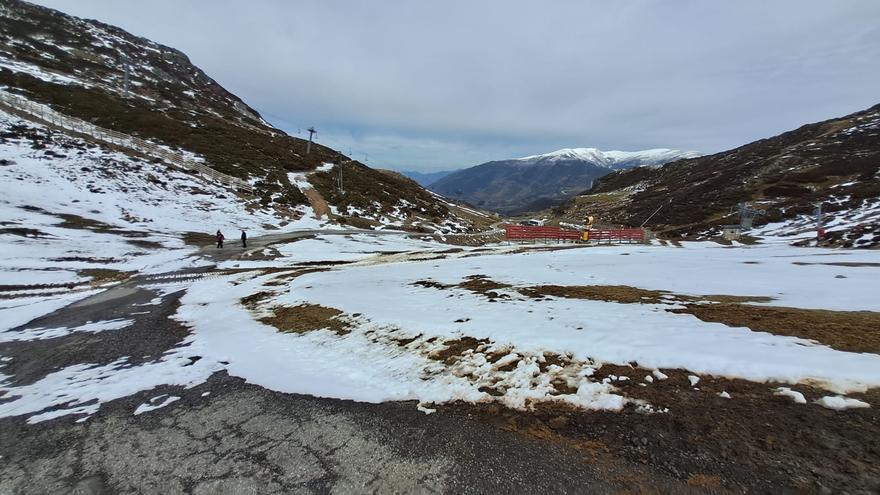 Los esquiadores, indignados por el cierre de Pajares a causa de las bajas en el mando de la estación