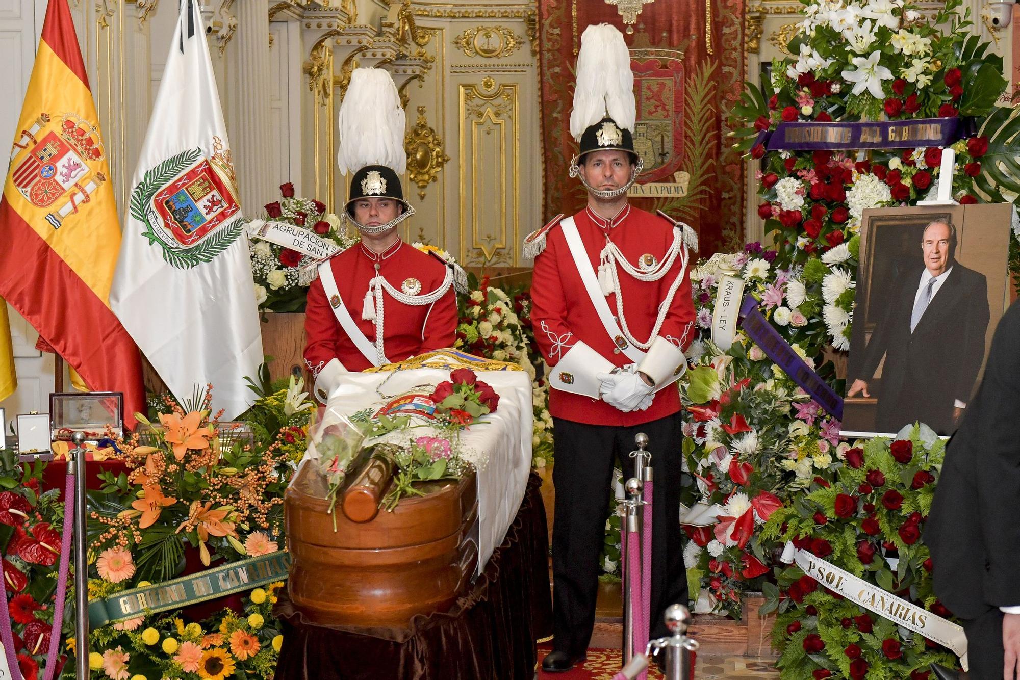 Capilla ardiente de Jerónimo Saavedra en las Casas Consistoriales de Las Palmas de Gran Canaria