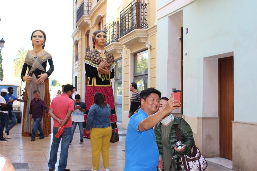 El ensayo de los "gegants" causa sorpresa entre los turistas