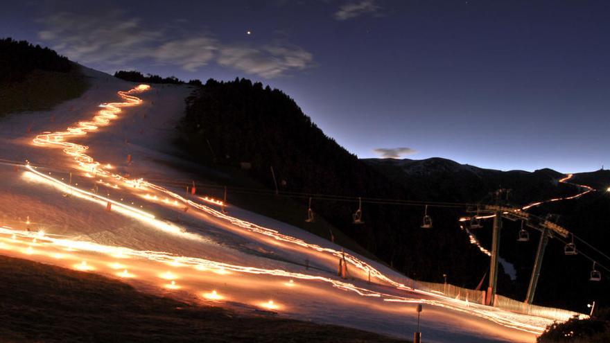 Imatge d&#039;una baixada de torxes celebrada a la Molina.