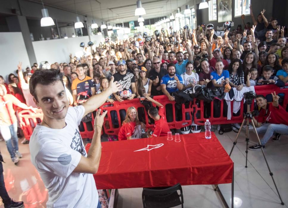 Decenas de aficionados de las motos pudieron conocer al piloto del equipo Repsol Honda en las instalaciones de Sport Pasión.