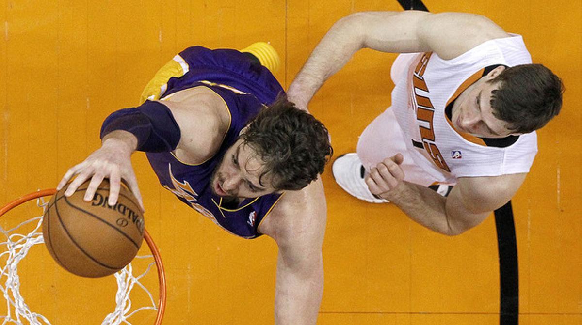 Pau Gasol encistella davant Goran Dragic, en el partit que els Lakers han disputat davant els Suns. Pau Gasol encistella davant Goran Dragic, en el partit que els Lakers han disputat davant els Suns.