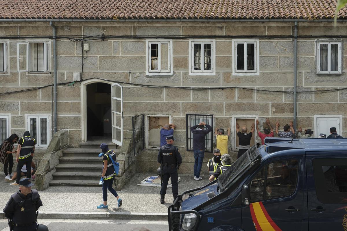 Personas retenidas por la Policía durante la redada de Covadonga.