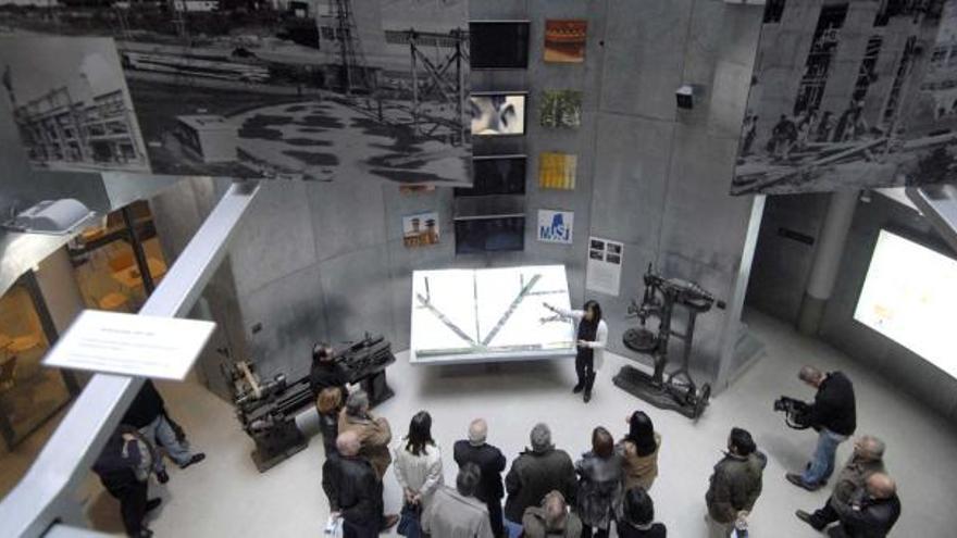 Visitantes en el interior del Museo de la Siderurgia.