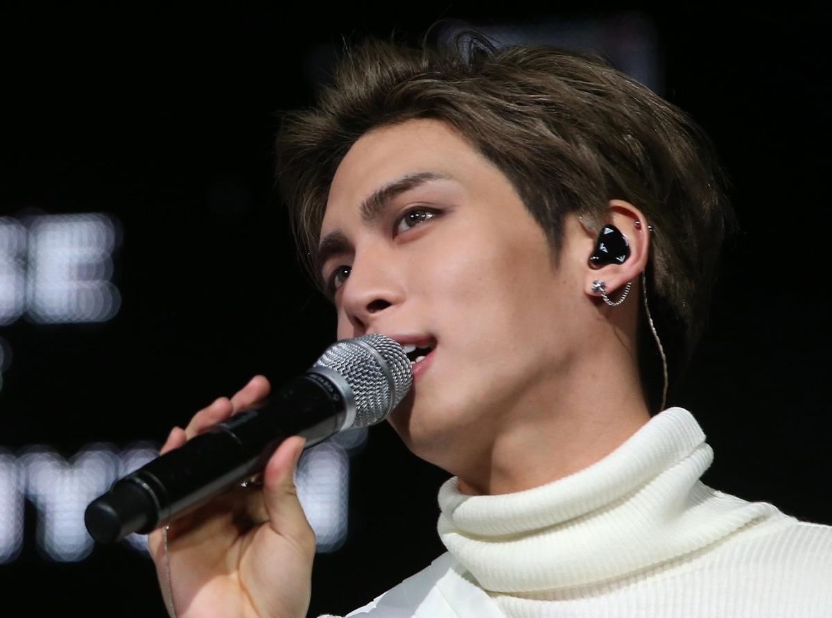 SE10. SEÚL (COREA DEL SUR), 18/12/2017.- Fotografía sin fecha específica de Kim Jong-hyun, conocido como Jonghyun, del grupo de K-pop masculino SHINee, durante un concierto. Jonghyun, integrante de la banda de chicos más grande de Corea del Sur, SHINee, murió hoy, lunes 18 de diciembre de 2017, en un aparente suicidio. El cantante de 28 años fue encontrado inconsciente en un apartamento alquilado en Seúl, donde los investigadores encontraron encendedores de carbón quemados en una sartén. EFE/YONHAP/PROHIBIDO SU USO EN COREA DEL SUR