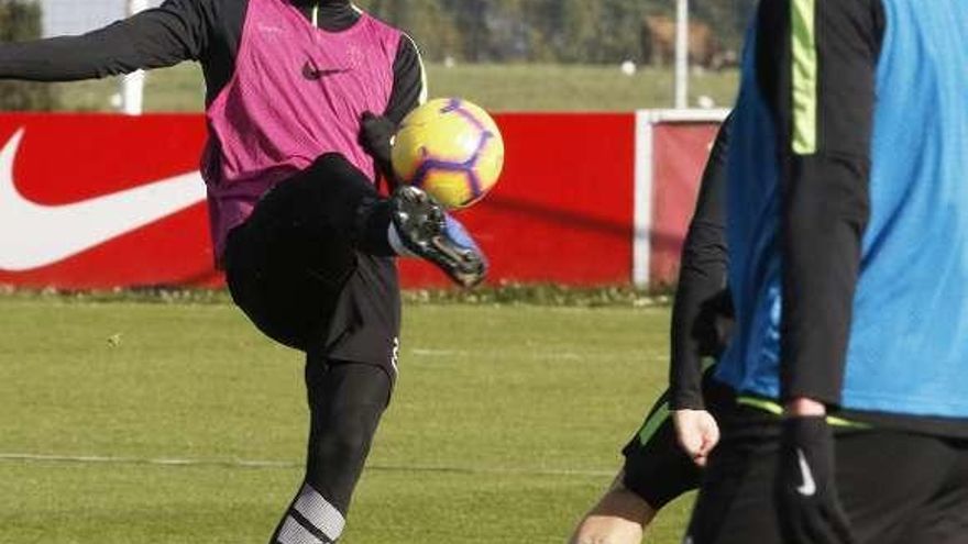 Álex Pérez intenta controlar un balón.