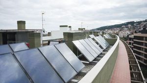 Plaques solars instal·lades en el terrat dun edifici