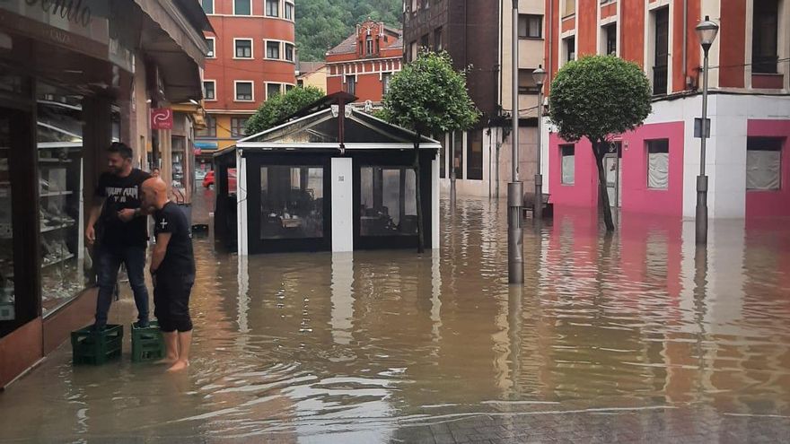 La intensa lluvia corta el tráfico, la vía de tren e inunda locales en Langreo