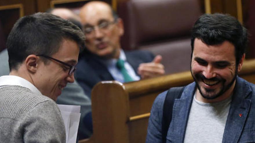 Garzón, con Errejón, en el Congreso.