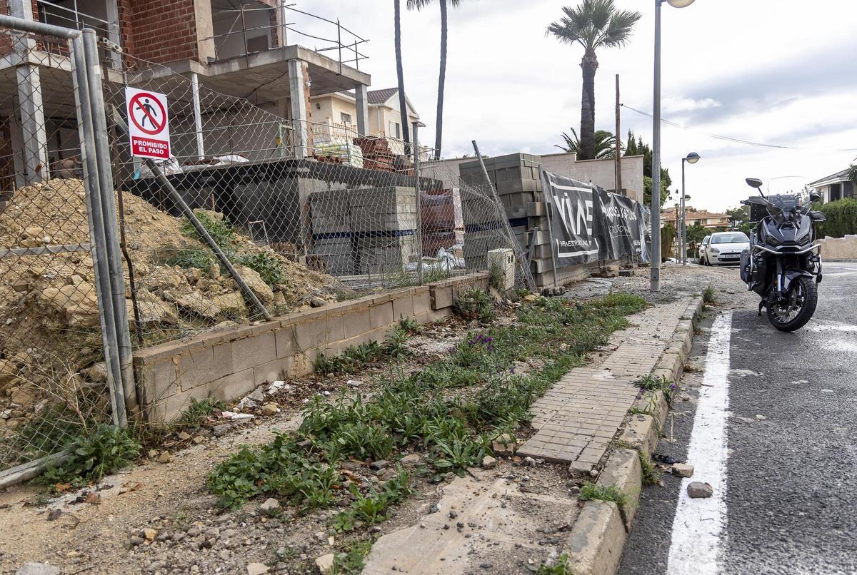 Acera destruida en la calle de la Tintorera de Alicante.