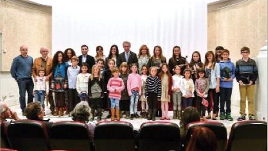 Membres del club Patinatge Artístic Puigcerdà amb les autoritats durant el reconeixement de Joves Talents