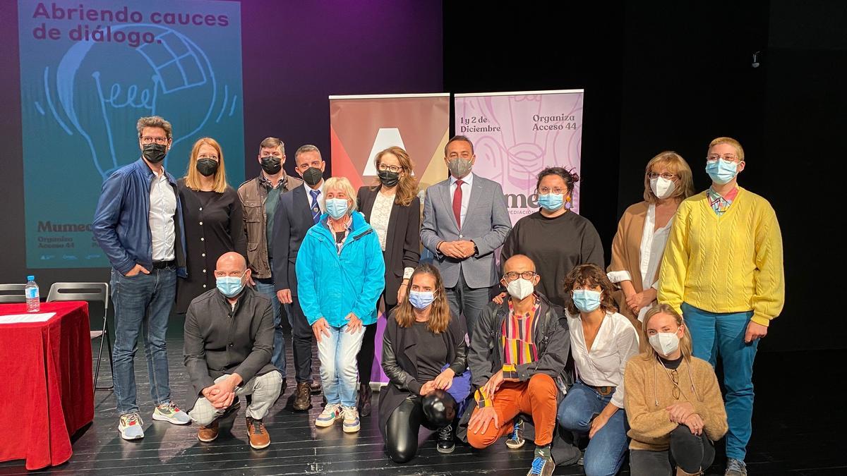 Foto de familia tras la presentación del seminario.