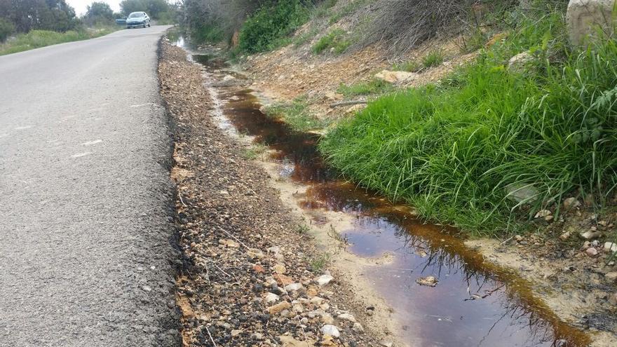 Lixiviados que salen cada vez que llueve en Basseta Blanca