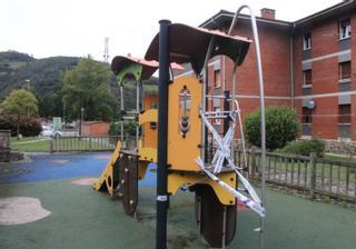 "Unos centímetros más y se mata": una niña recibe seis puntos en la cabeza tras caerse de un columpio en mal estado en Mieres