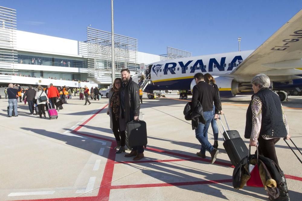 Llegada del primer avión al aeropuerto de Corvera