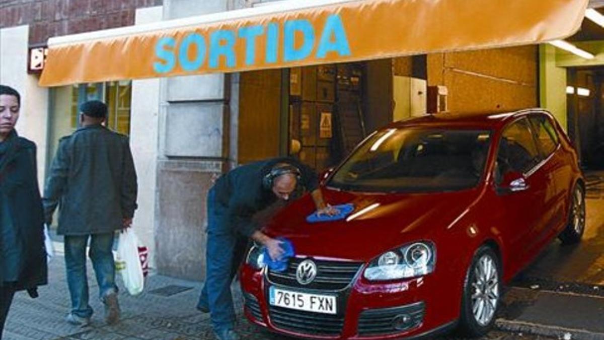 Túnel con garantía 8 Un empleado repasa un vehículo, ayer en un local de Hanna en la calle de València.