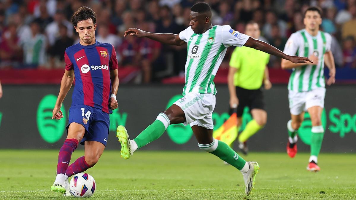 Luiz Henrique presiona a Joao Fèliz en el último Barça-Betis