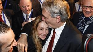 El recién elegido presidente de la región del Lacio, Francesco Rocca (C), con Arianna Meloni (I), hermana de la primera ministra italiana Giorgia Meloni.