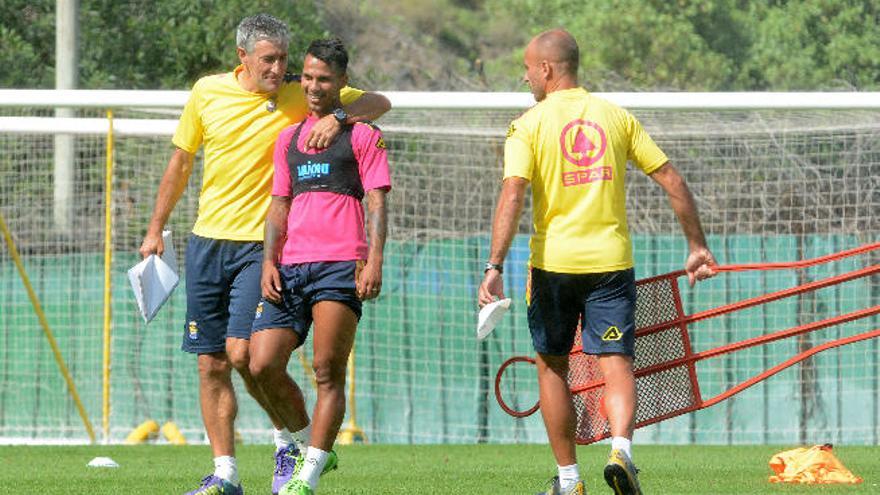 Quique Setién abraza a Jonathan Viera, en Barranco Seco.