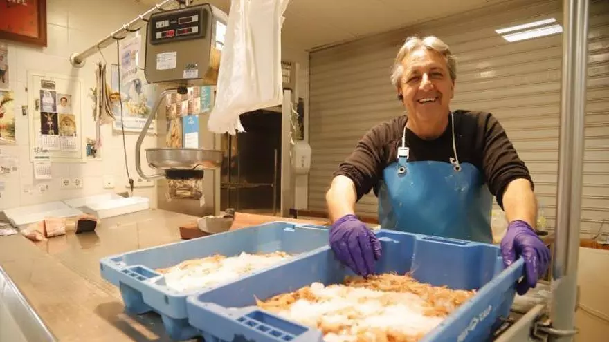 Alfonso García, pescadero del mercado municipal de Huerta de la Reina