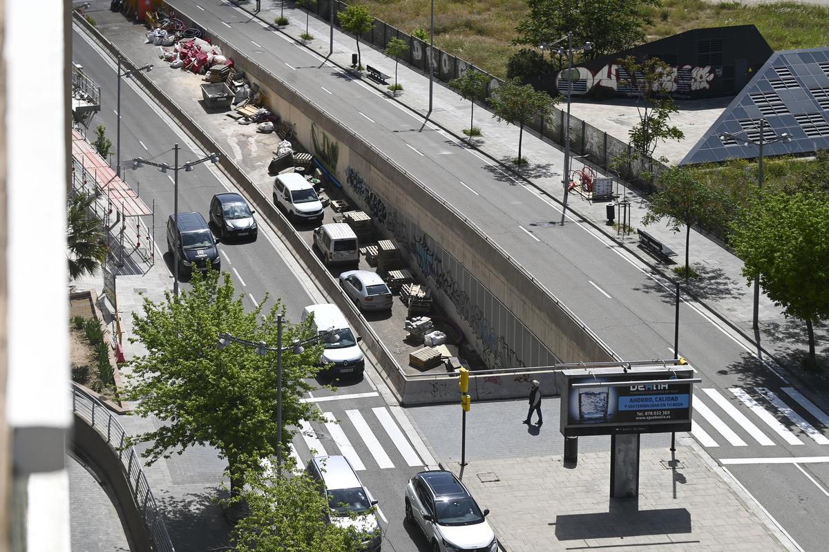 Varios coches aparcados en la rampa de acceso al túnel, hace unos meses.