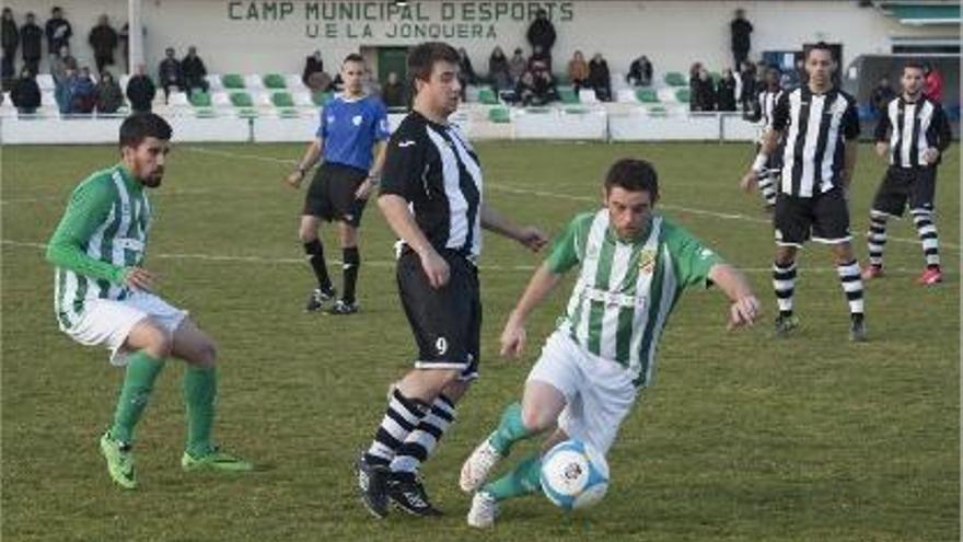 El davanter Pol Compte controla la pilota en l&#039;últim partit de la Jonquera, contra l&#039;Abadessenc.