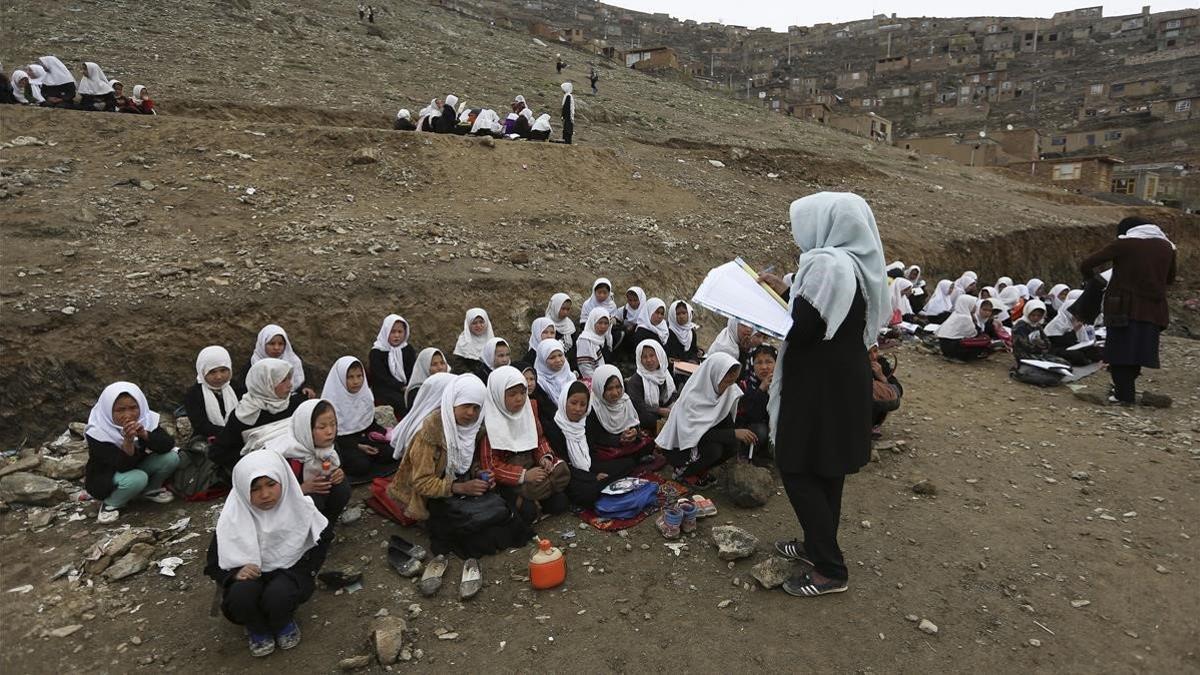 Un grupo de estudiantes afganas dando clase fuera de las aulas en Kabul.