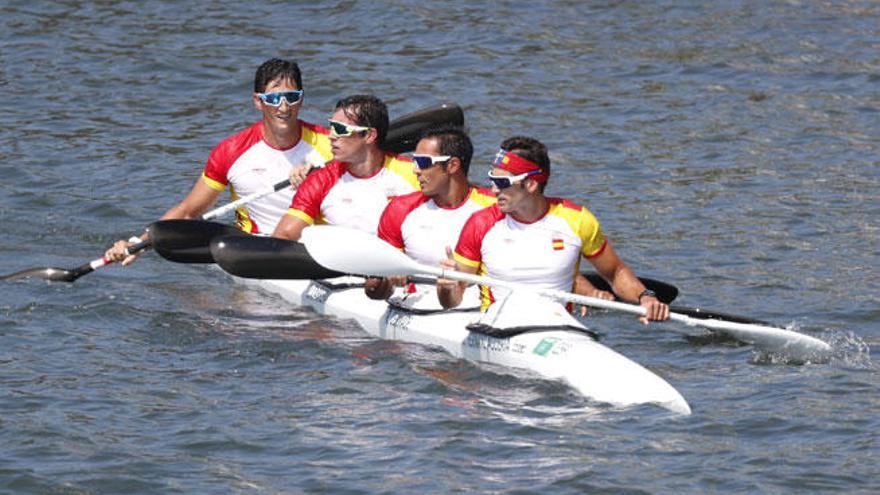 El equipo español de K-4 en las aguas de Río.