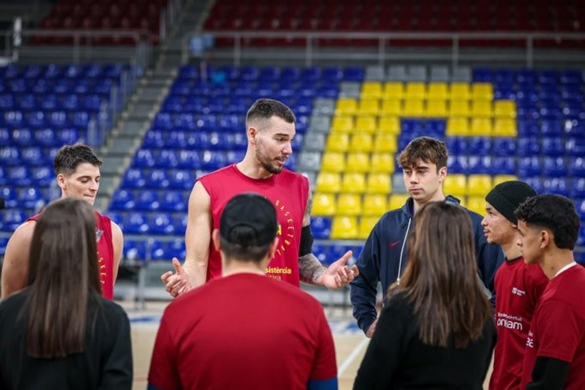Willy Hernangómez charla con los chicos que acudieron de visita al Palau dentro del programa 'One Team' de la Euroliga