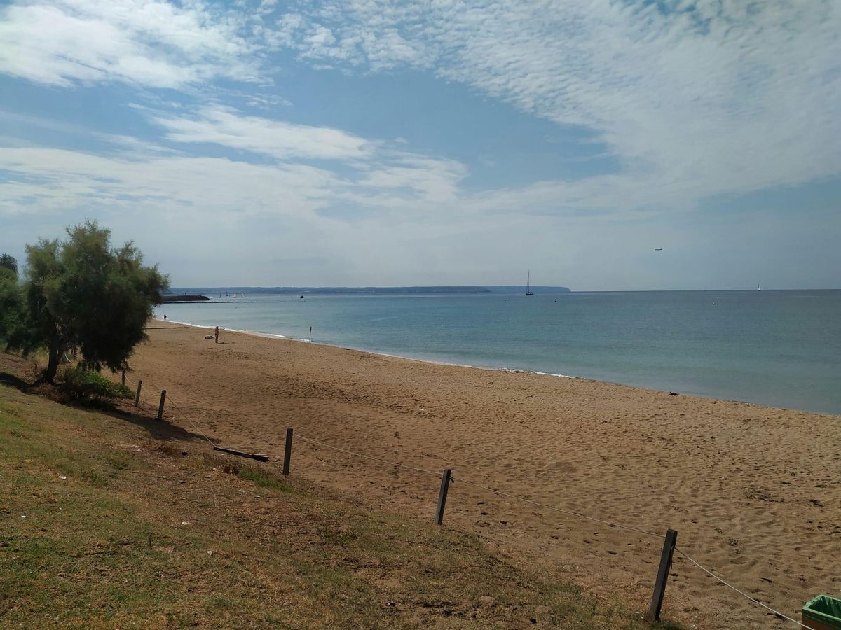 Schön leer, aber auch gesperrt: der Stadtstrand Can Pere Antoni am Donnerstagvormittag.