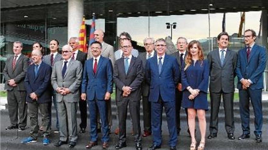 Bartomeu i la nova junta directiva del FC Barcelona, ahir davant del Camp Nou.