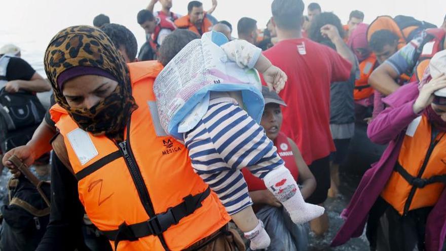 Refugiados sirios llegan a la isla de Lesbos.