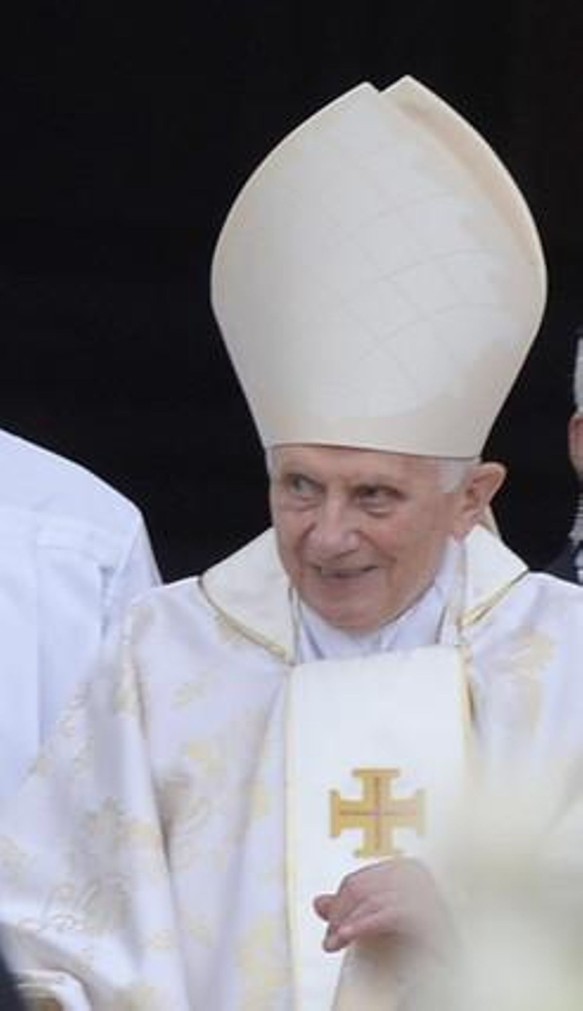 El papa Benet XVI arriba a la plaça de Sant Pere.