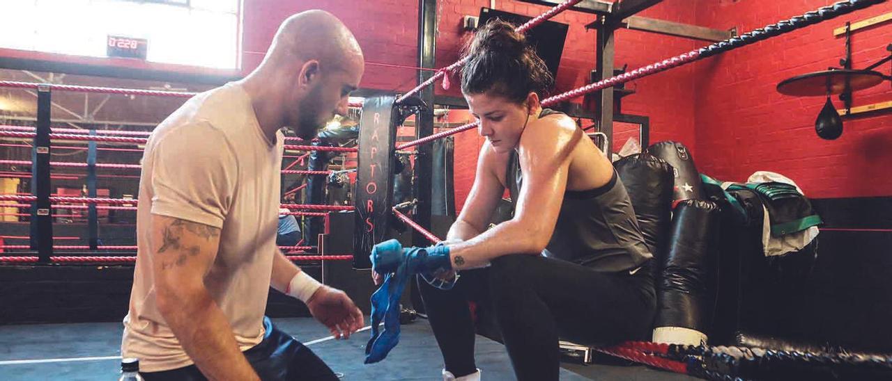 Ángel Fernández junto a la boxeadora británica Sandy Ryan. // Cedida