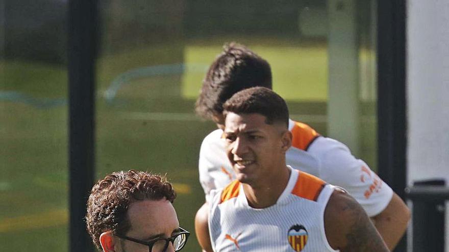 José Bordalás, ayer en el entrenamiento del Valencia. | J.M. LÓPEZ