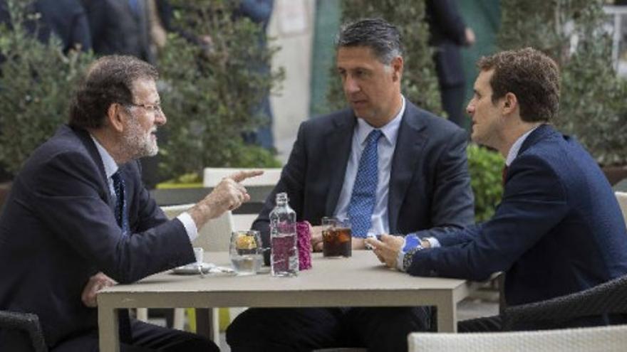 Rajoy apoya a Albiol con un café antes de la campaña