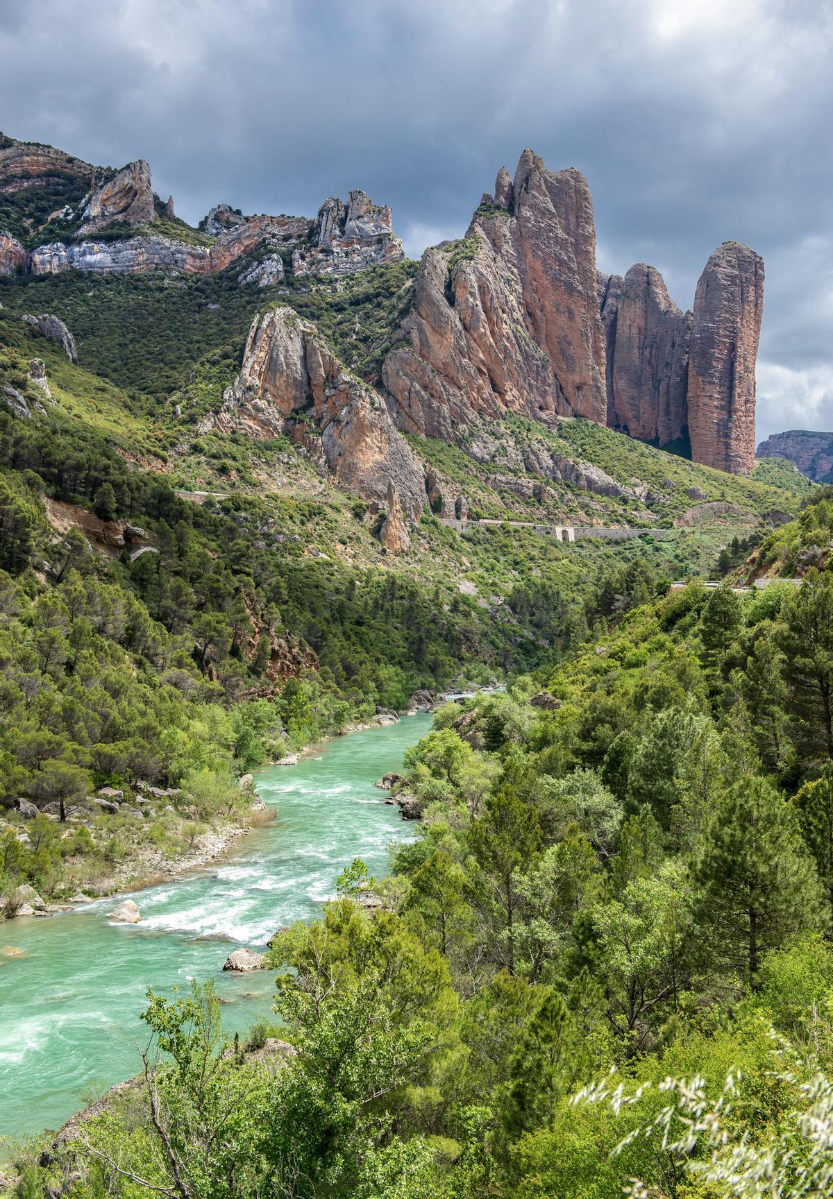 Los Mallos de Riglos tras el río Gállego en el Prepirineo aragonés