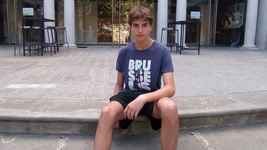 Jan Monter, avui, al pati del Kursaal, la seva "segona casa", on estudia teatre a l'Aula des dels 6 anys