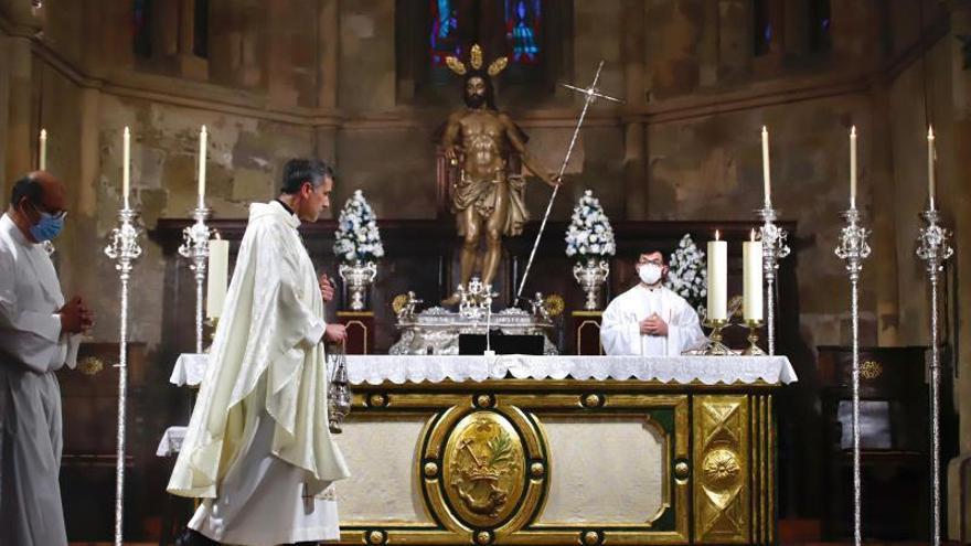 El vicario episcopal de la diócesis al inicio de la eucaristía celebrada ante la imagen de Jesús Resucitado.