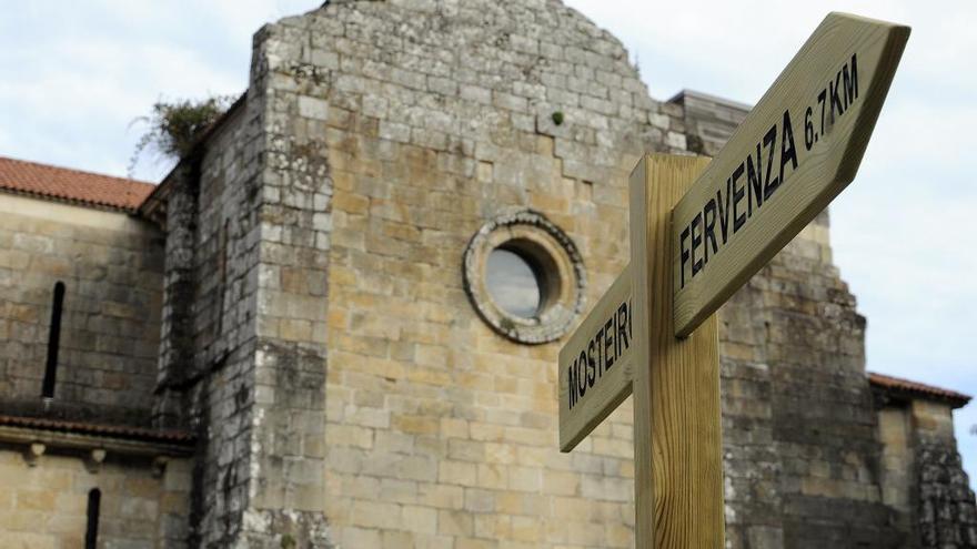 Señalización del comienzo de la ruta desde el monasterio de Carboeiro. // Bernabé/Javier Lalín