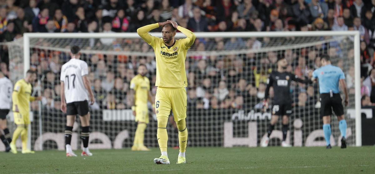 Capoue, con las manos en la cabeza durante el partido.