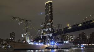 Dos muertos y 20 heridos al chocar un buque escuela de la Armada mexicana con el puente de Brooklyn de Nueva York