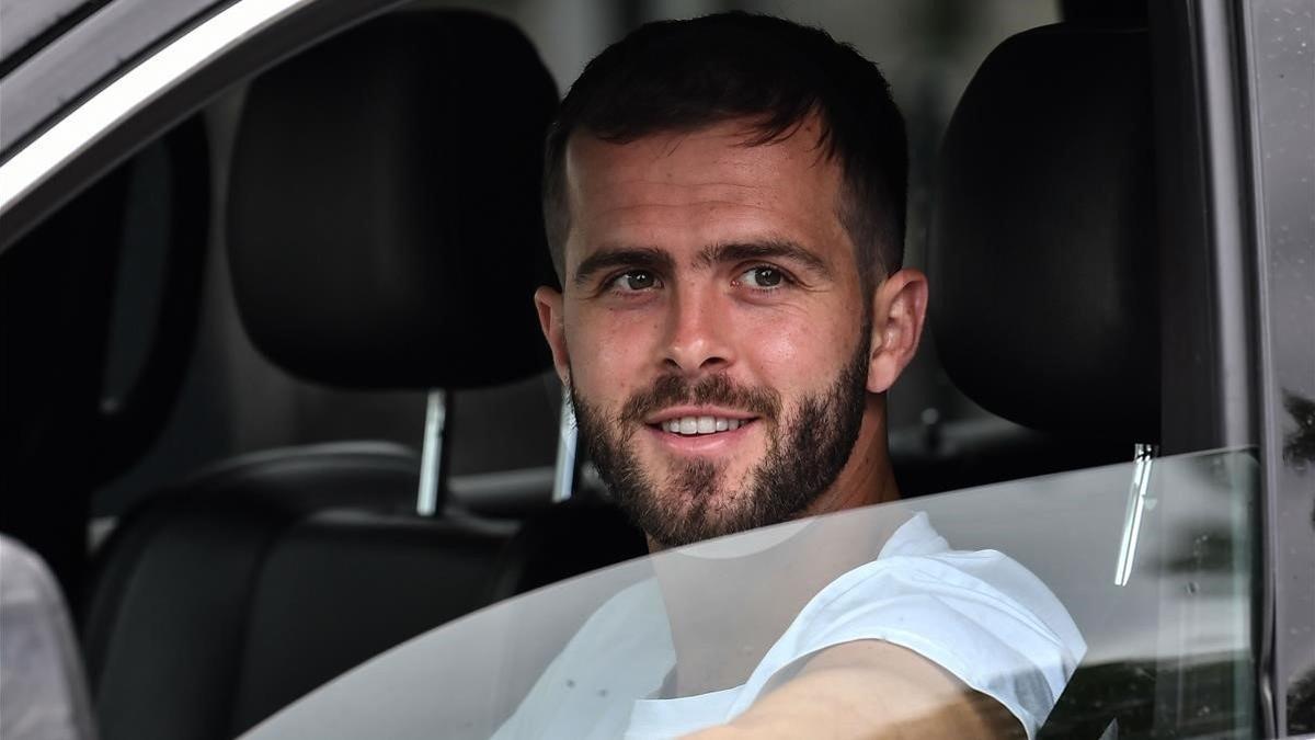 Pjanic, llegando al centro de entrenamiento de la Juventus en Turín.