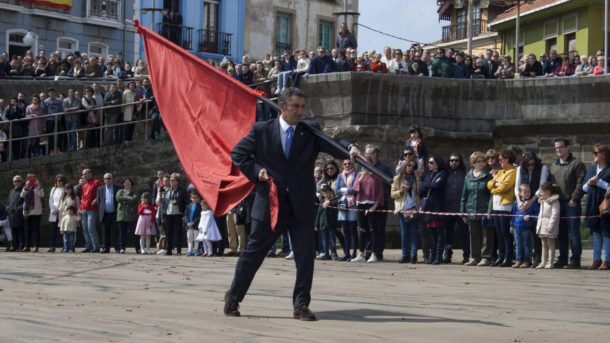 César Menéndez en plena procesión de La Venia, en una imagen de archivo. | I. G.
