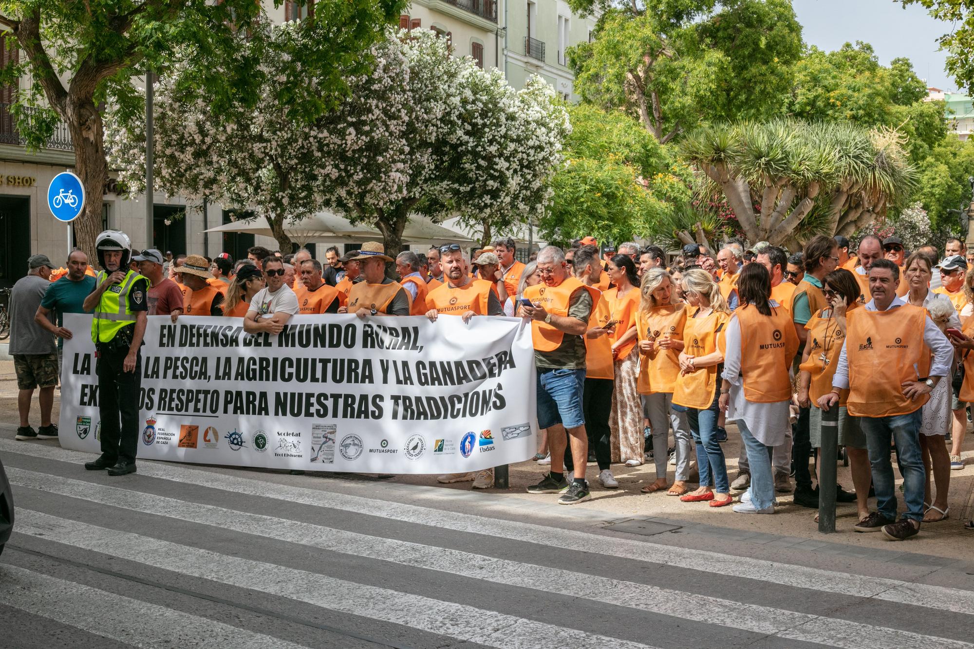 Unas 200 personas se manifiestan en Ibiza contra la nueva Ley de Bienestar Animal del Gobierno