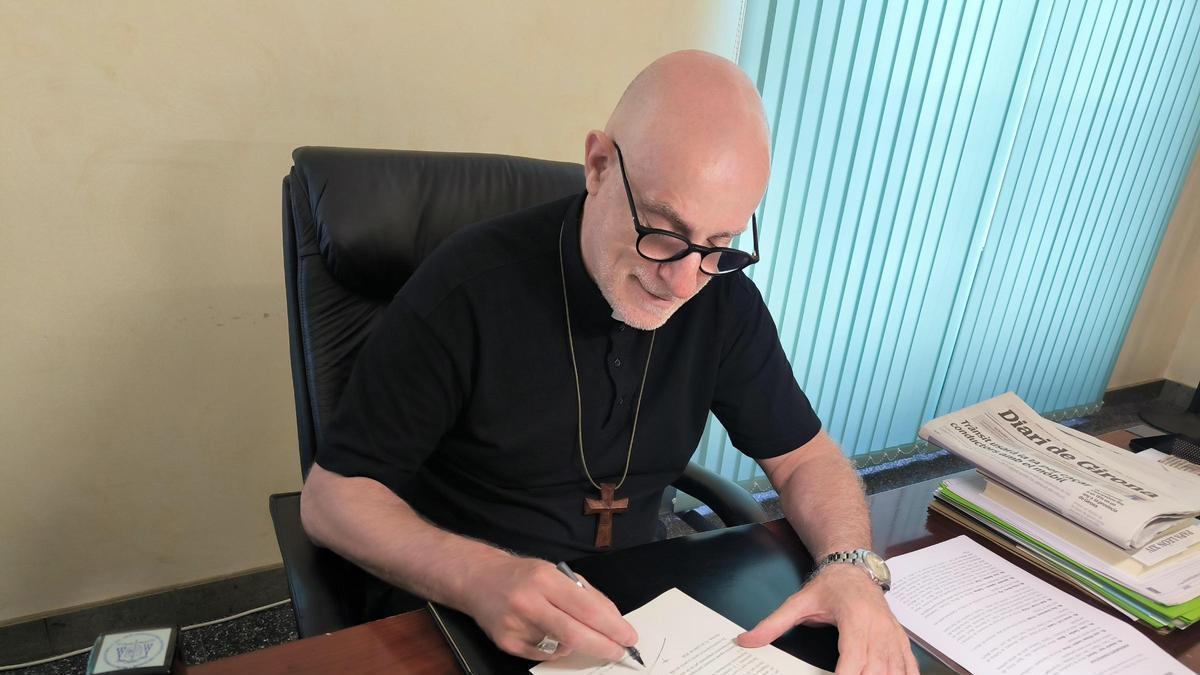 Fra Octavi Vilà signant els nomenaments d'enguany