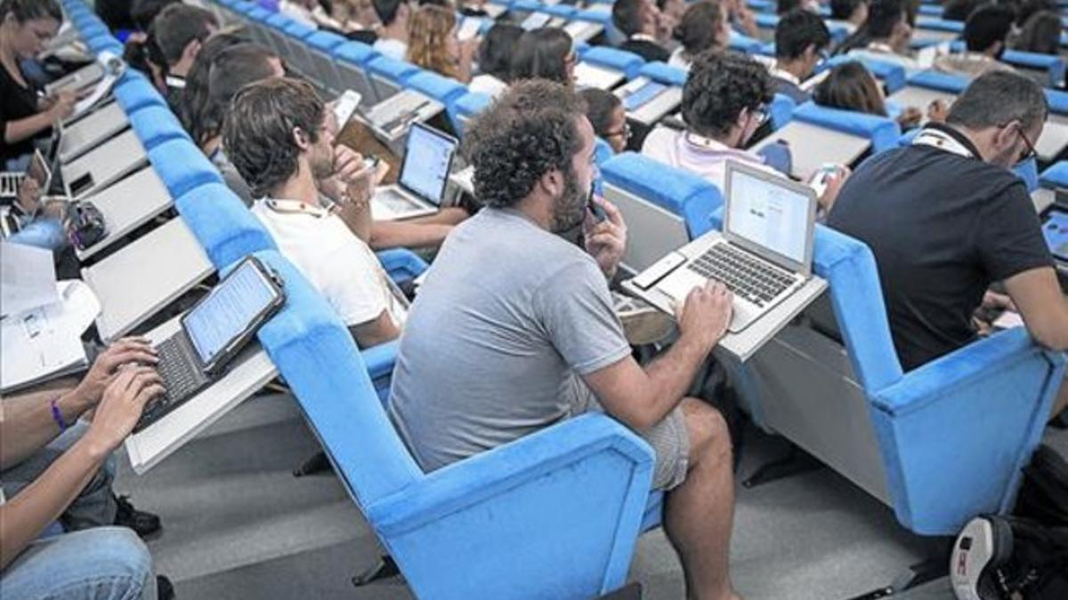 Formación 8 Alumnos del curso de márketing digital atienden a una clase en la Facultad de Geología.