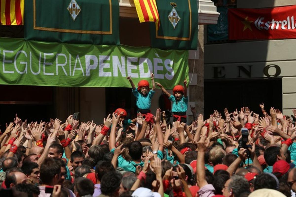 Els castellers de Vilafranca carreguen un històric 3 de 10 amb folre i manilles.