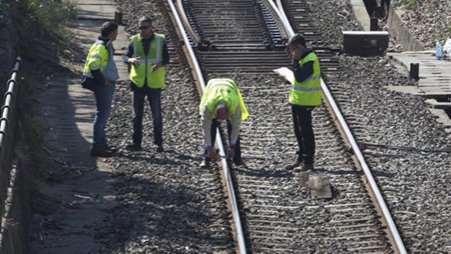 Peritos examinando las agujas en la vía en O Porriño.